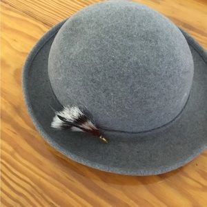 Halston fun winter hat with feather. Gray.  100%wool